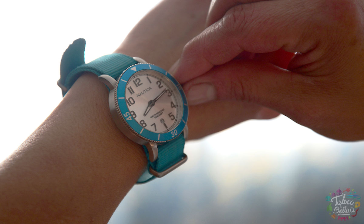 Joven cambiando el horario de su reloj