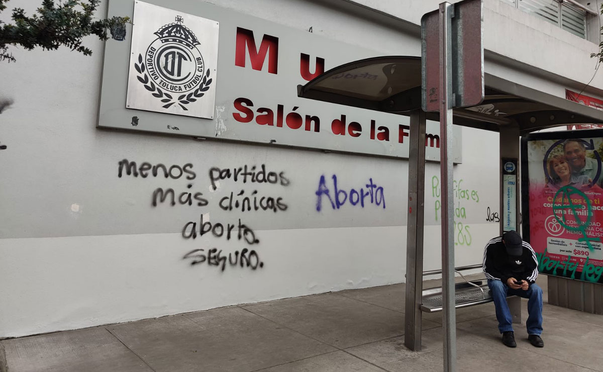 Feministas pintan la bombonera en toluca