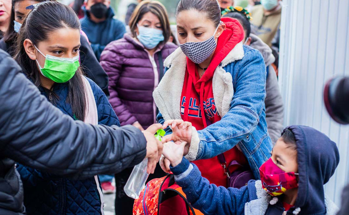 Alumnos saliendo de clases puente de noviembre