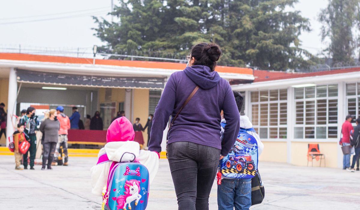 SEP 2022 - Mamá llevando a sus hijos a la escuela