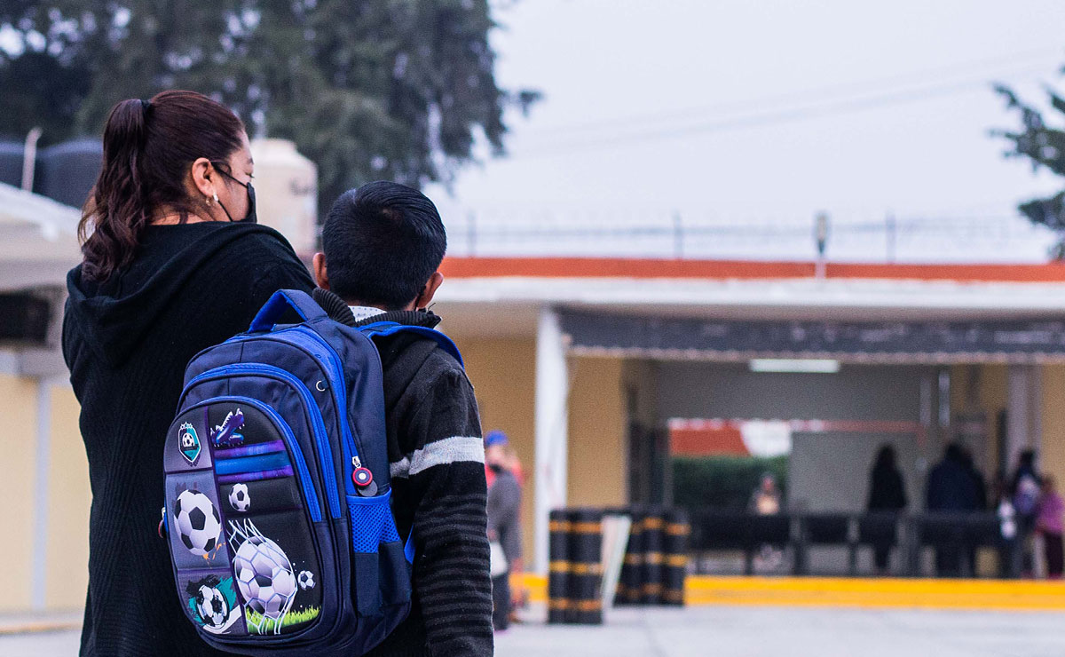Mamá llevando a su hijo a su escuela CCT