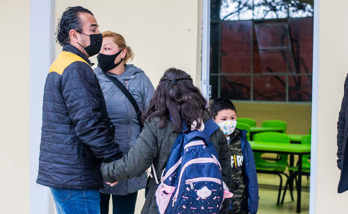 Padre e hija saliendo de clases tras mega puente sep