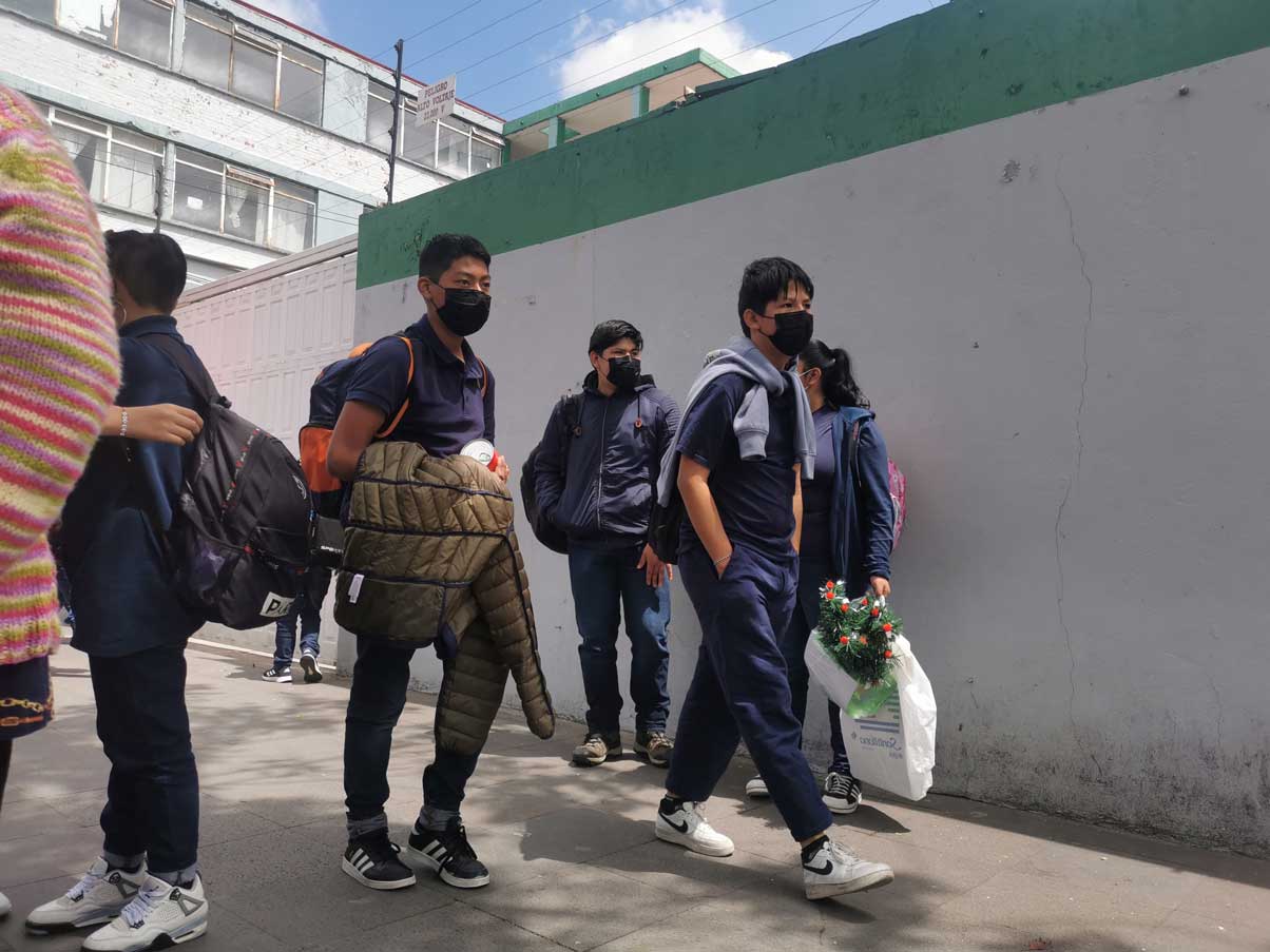 Sistema de citas beca benito juárez alumnos saliendo de escuela