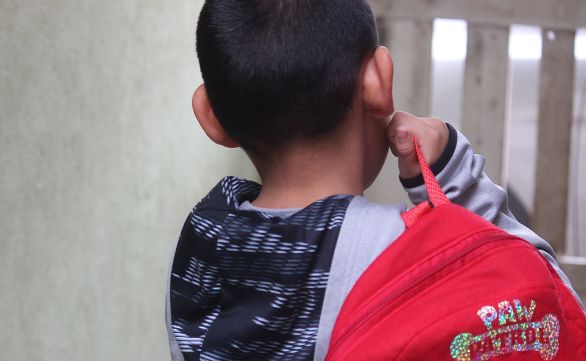 Niño obteniendo su beca benito juárez 2022