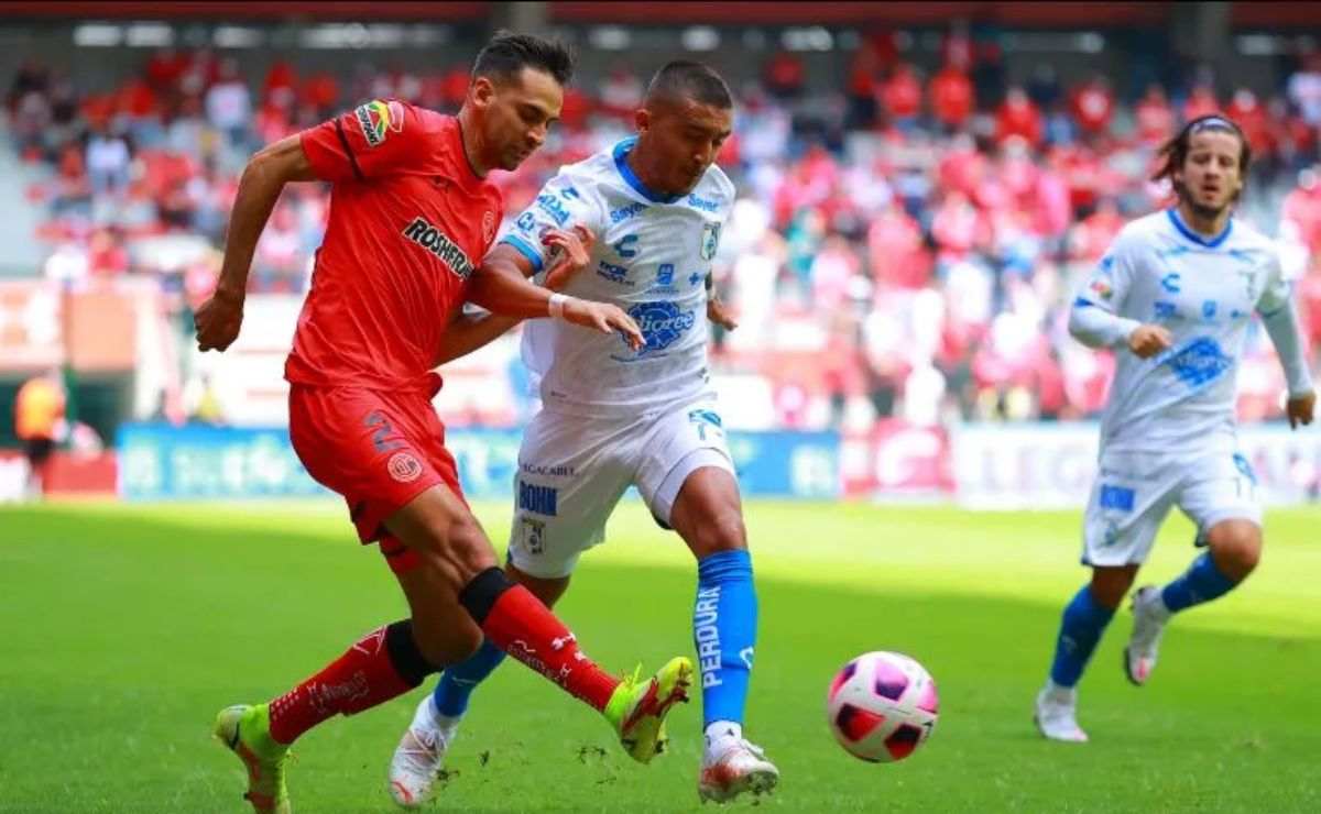 Rául López del Toluca FC enfrentando a la defensa del Querétaro en el último partido del torneo