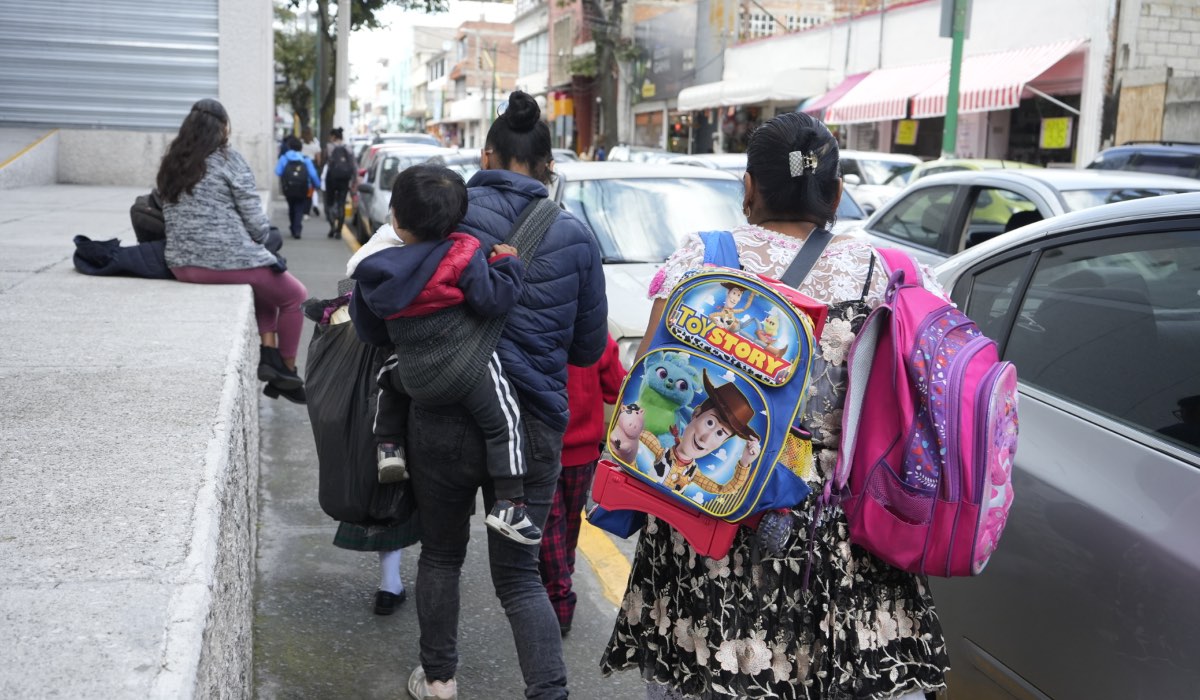 Alumnos de la SEP 2022 saliendo de la escuela