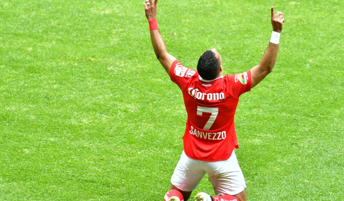 Festejo de Sanvezzo en el primer gol del Toluca fc