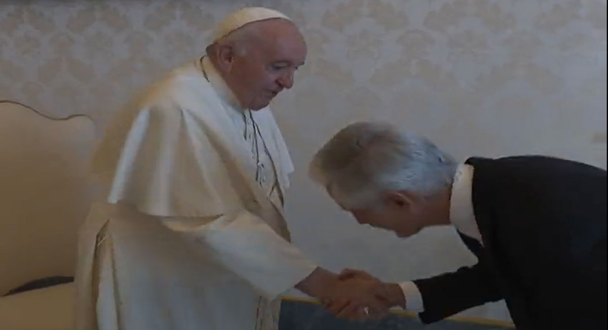 alfredo del mazo pretende besar la mano del Papa Francisco y este se niega