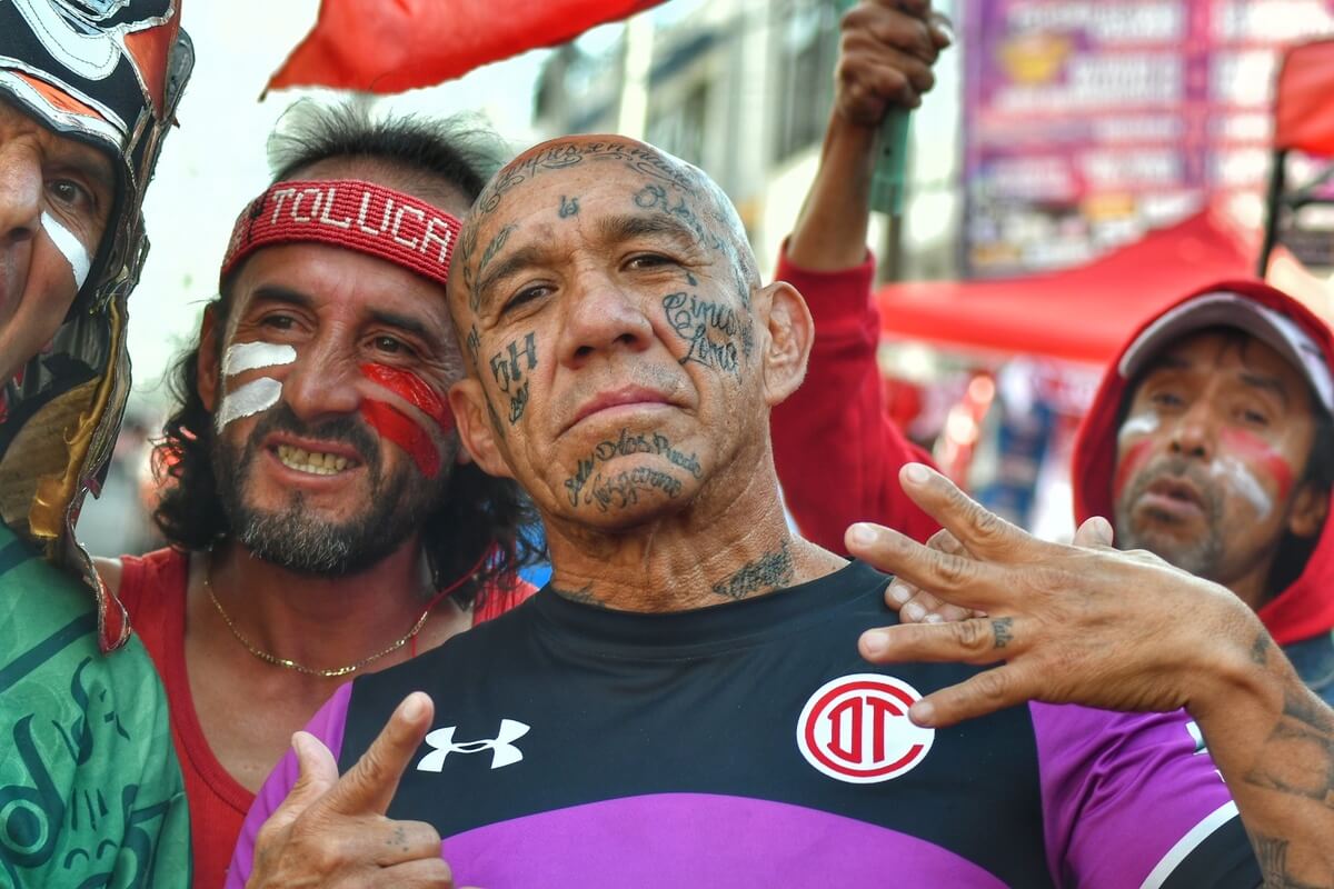 aficionados en apoyo al equipo del toluca