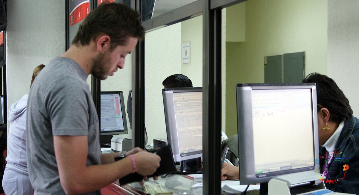 persona pagando agua y predial