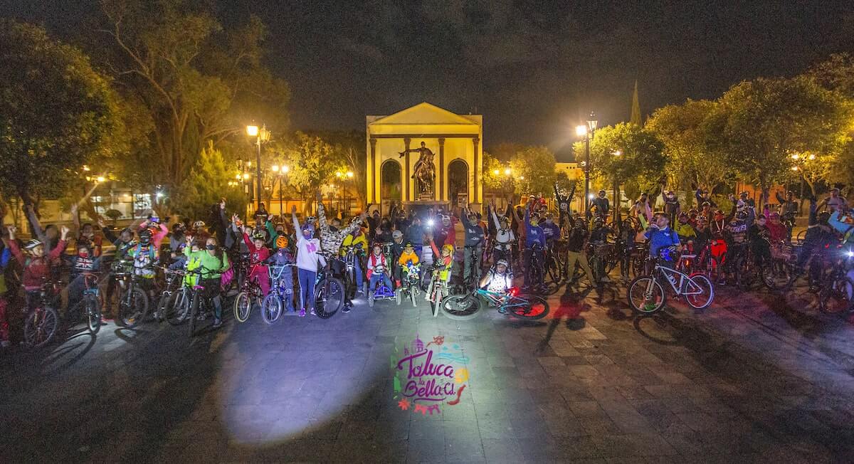 Ciclistas durante la rodada nocturna de Toluca