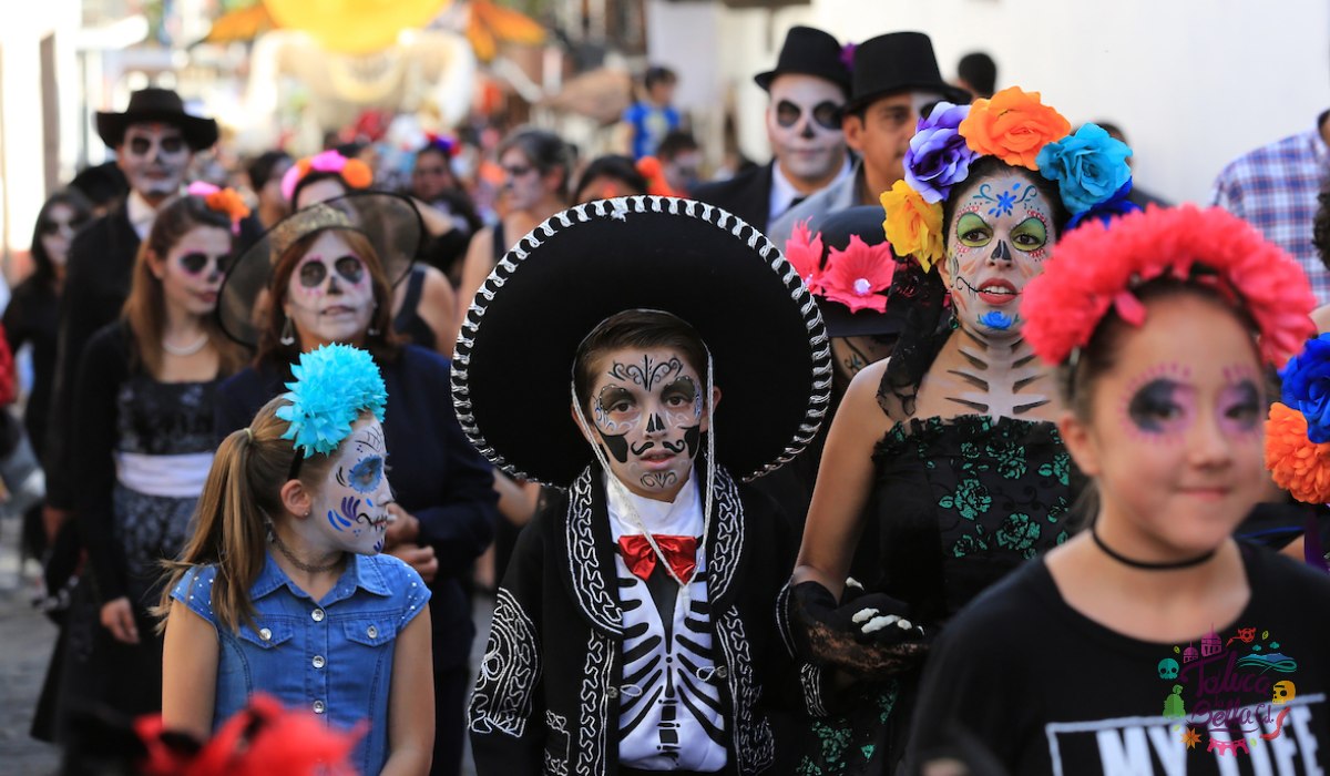 Niño en desfile del día de muertos - Calendario SEP 2022
