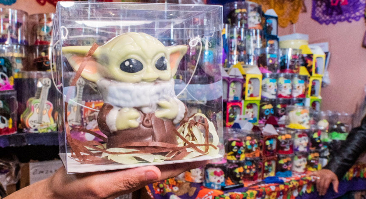 feria del alfeñique 2022 ofrece este baby yoda de chocolate