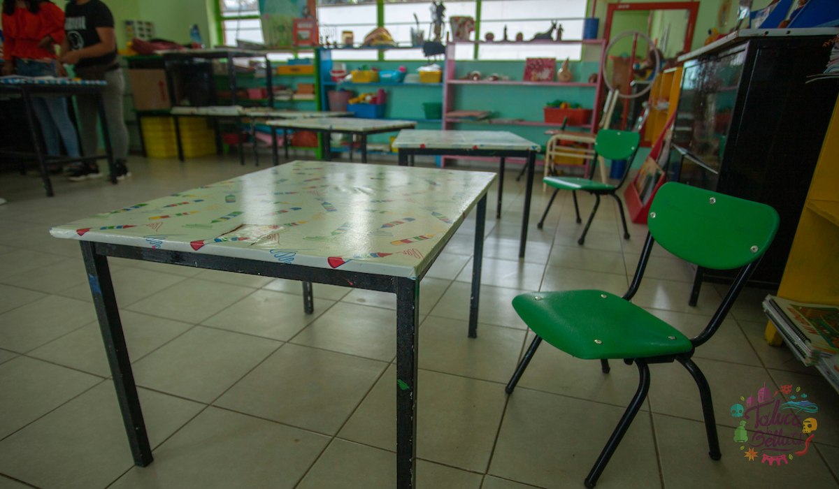 Salón de clases vacío, solamente sillas