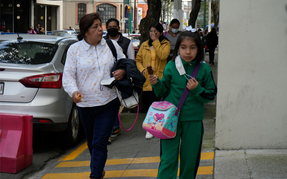 niños saliendo de la escuela