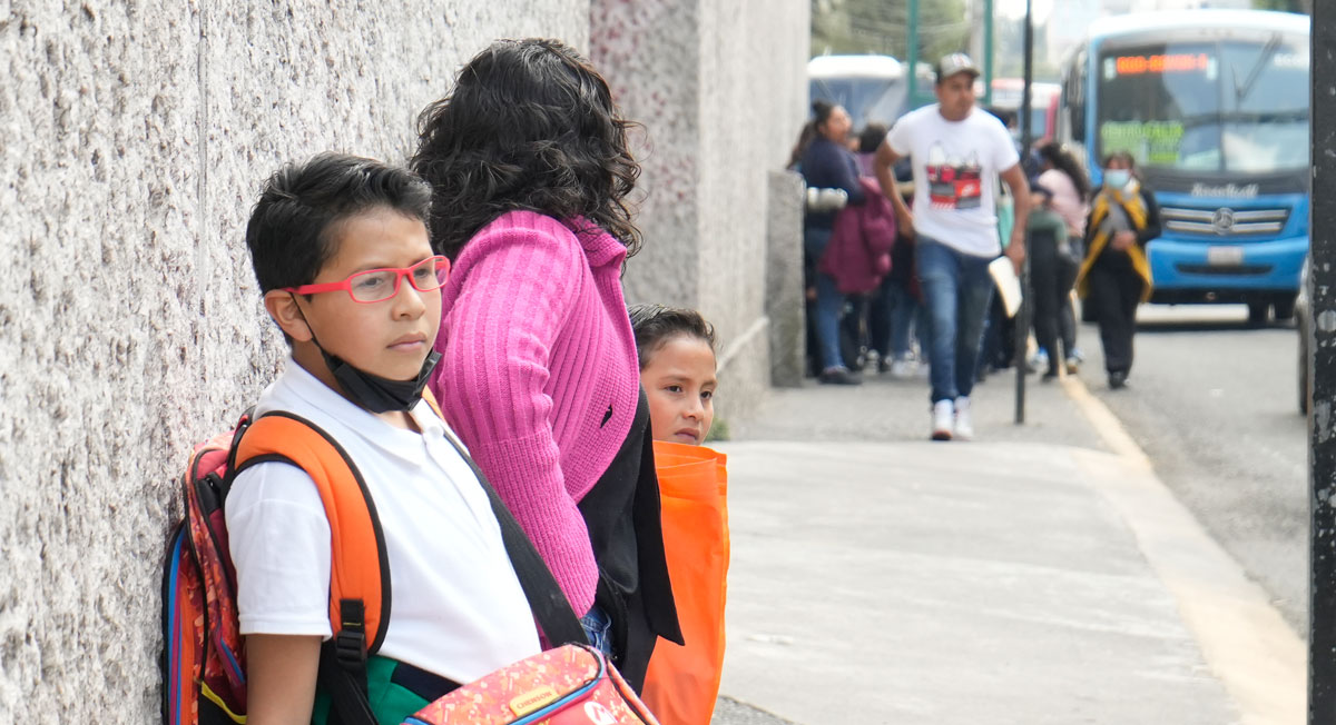 madre e hijos preguntan sobre las becas edomex 2022 primaria y secundaria