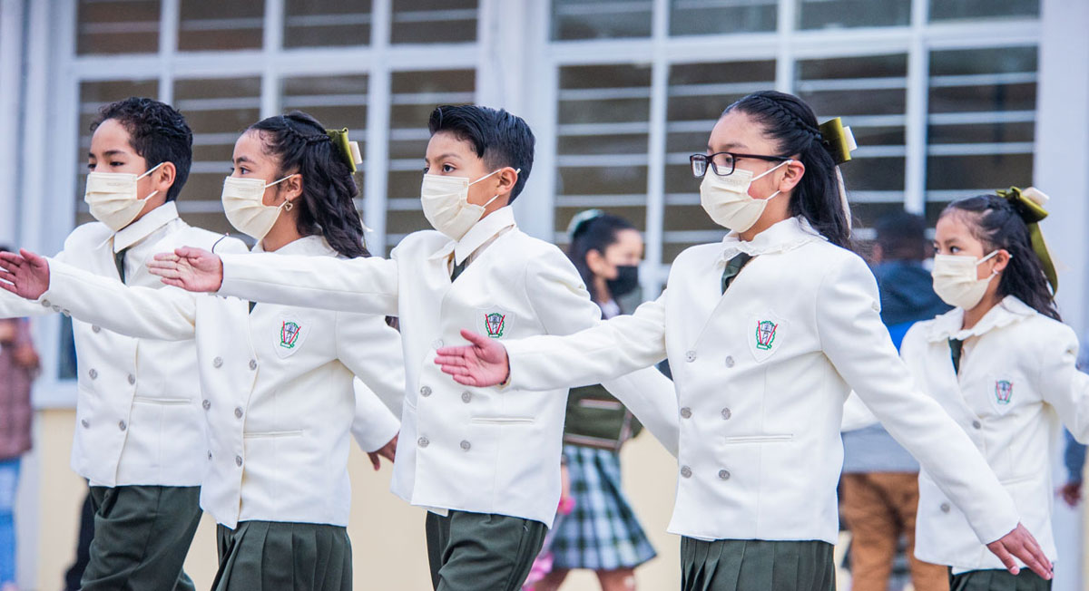 alumnos reciben becas edomex 2022