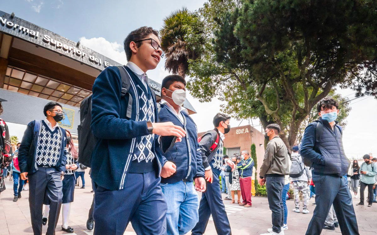 alumnos de educacion basica saliendo de la escuela
