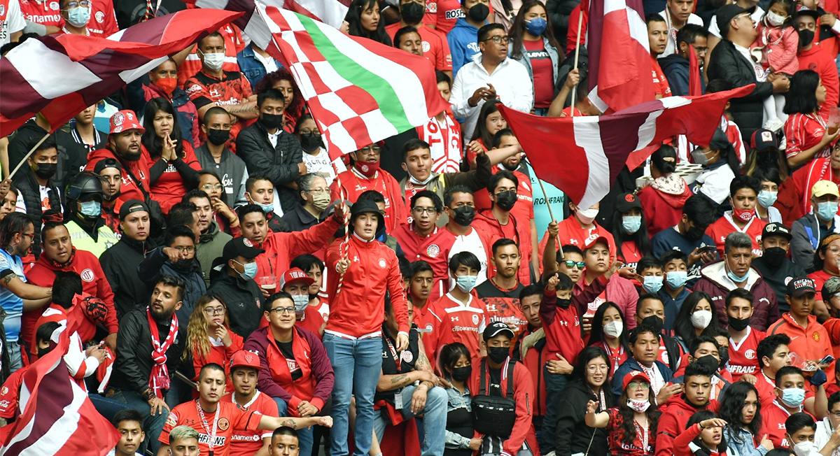aficionados del Toluca alentando a su equipo en el estadio nemesio diez