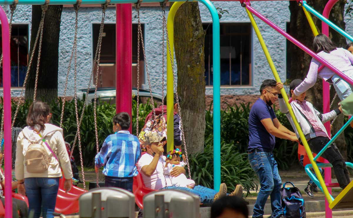 Niños jugando sin días de clase sep