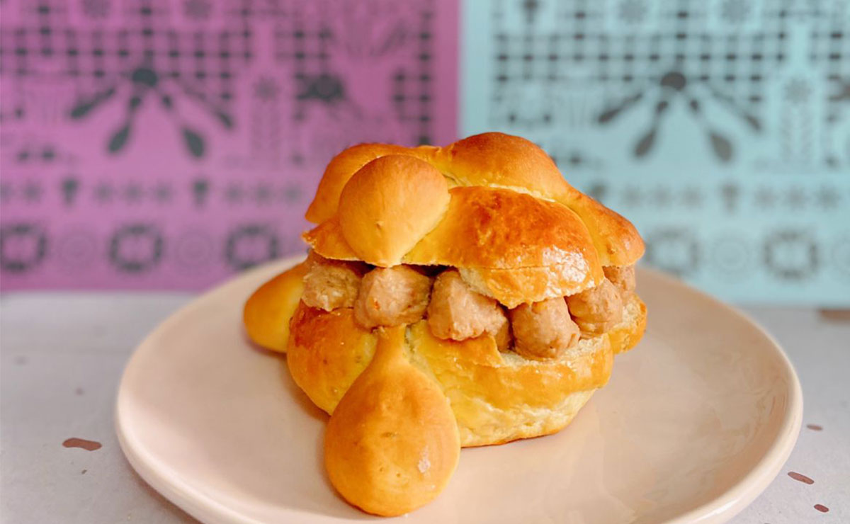 Pan de muerto relleno de frijoles con chorizo en Toluca