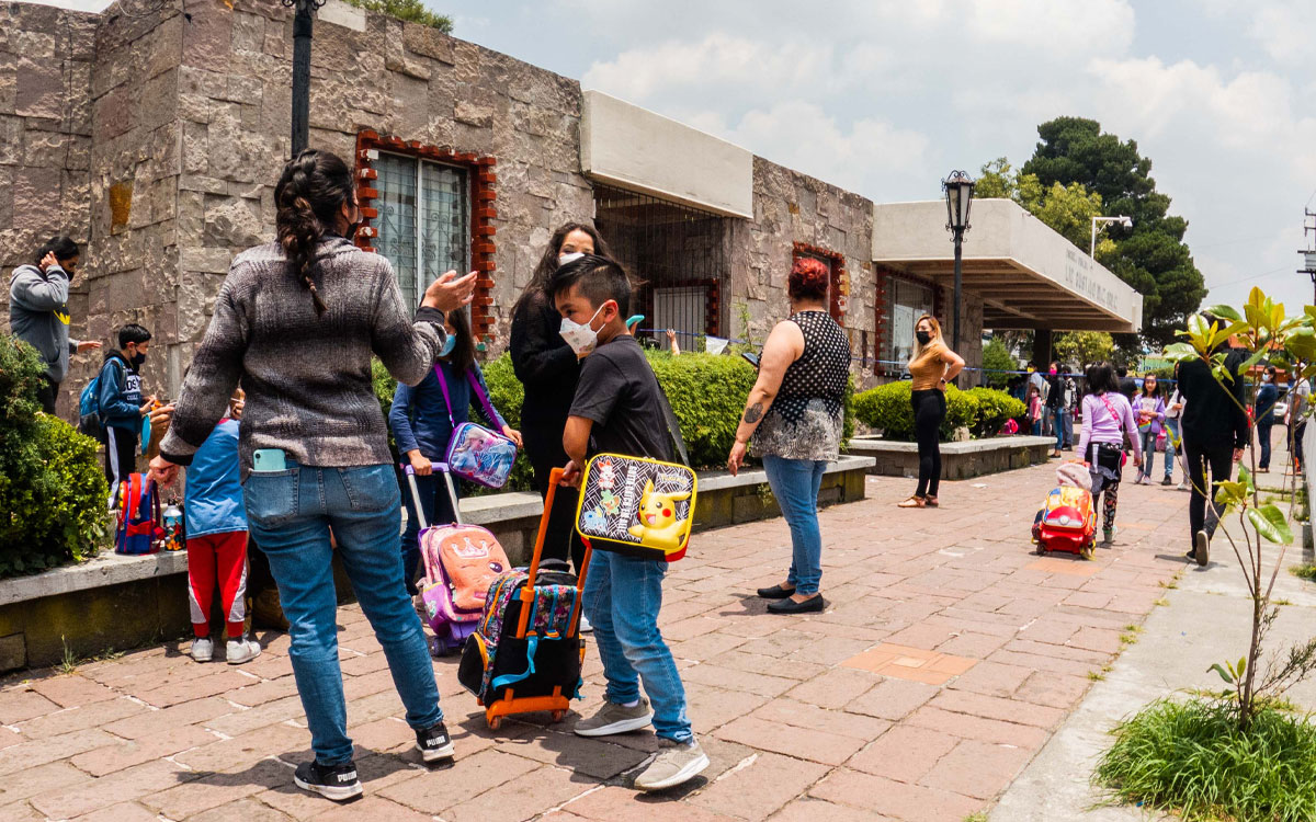 niños saliendo de la escuela
