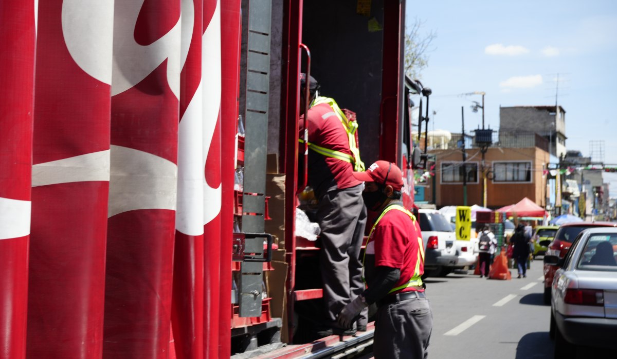 empleados de Coca Cola FEMSA en Toluca cargando un camión