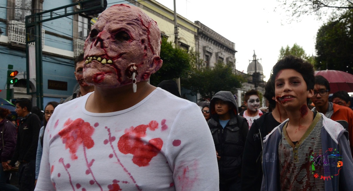 personas disfrazadas en día de muertos