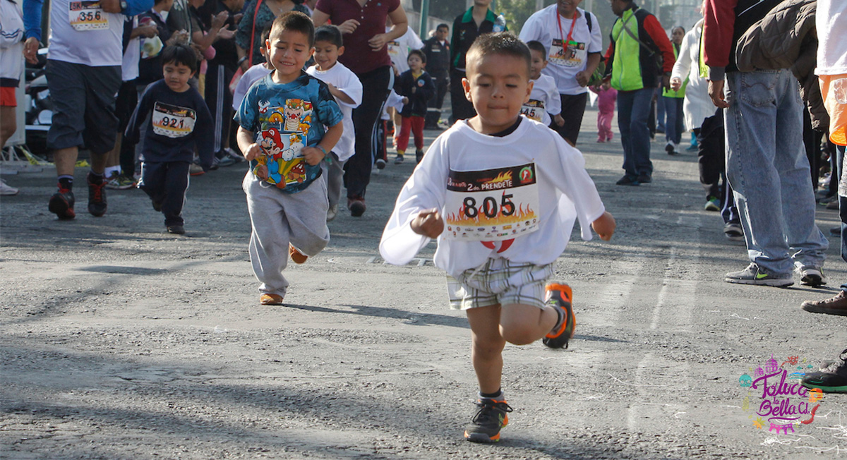 niños durante la carrera infantil