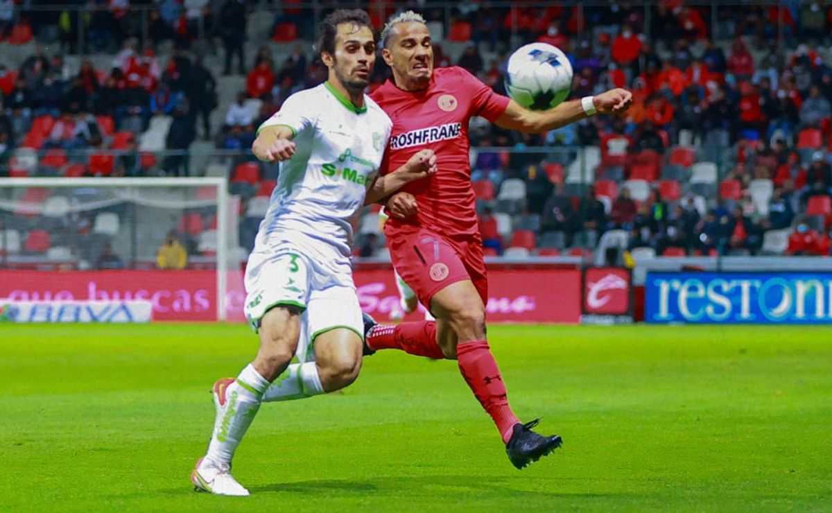 Camilo Sanvezzo del Toluca FC disputando el balón en partido vs Juárez