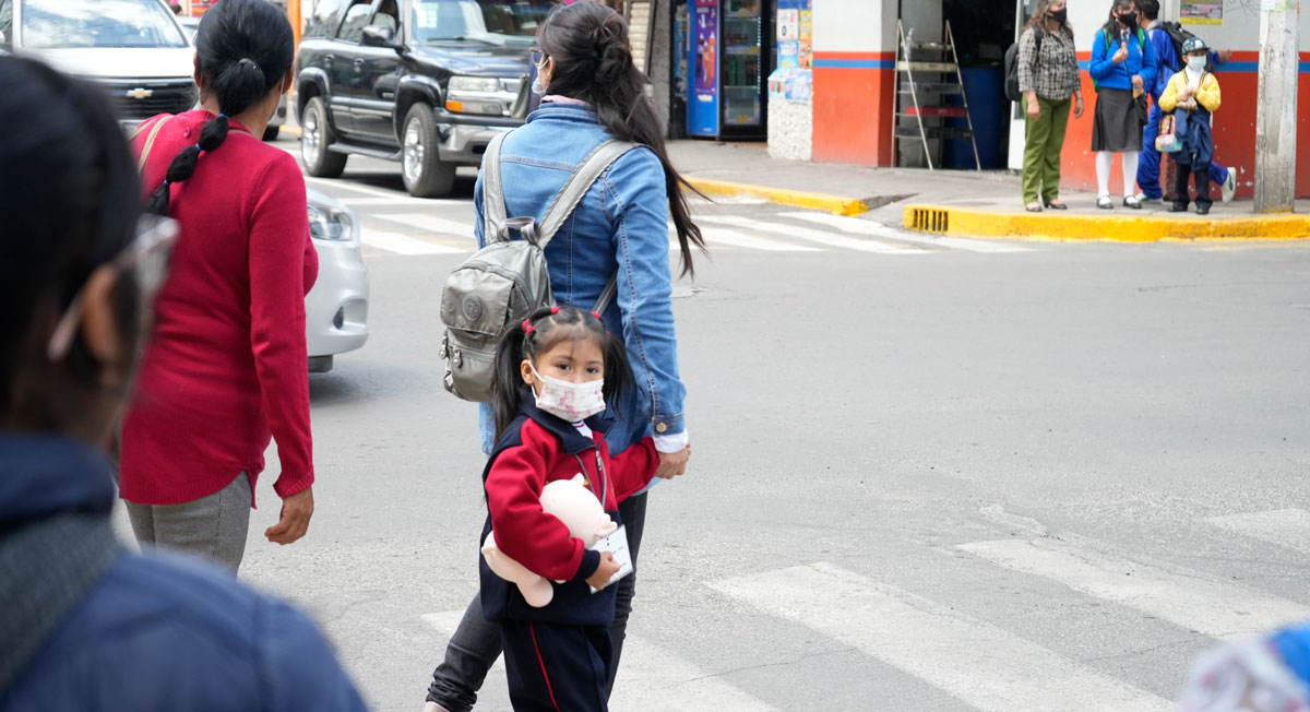 SEP extenderá vacaciones de invierno 2022, madre y alumna se enteran
