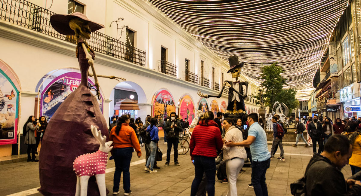 feria del alfeñique 2022 tiene espectacular camino de luces en andador constitución