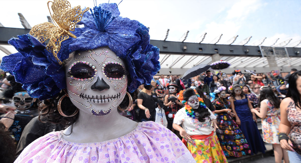 niña en feria del alfeñique 2022 previo al catrineando toluca 2022