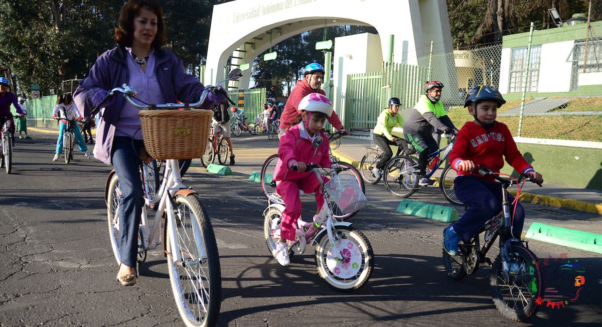 Adultos y niños en rodada de bicicletas