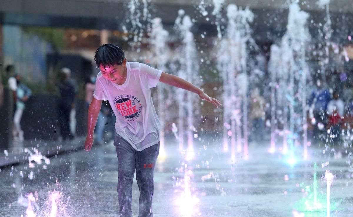 Niño jugando en parque