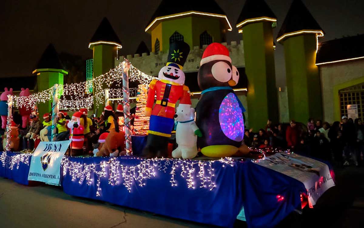 desfile navidad toluca 2022 con carro alegorico