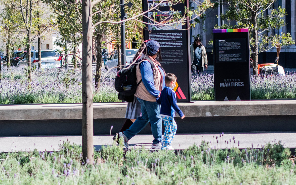 niño saliendo de la escuela con su mamá