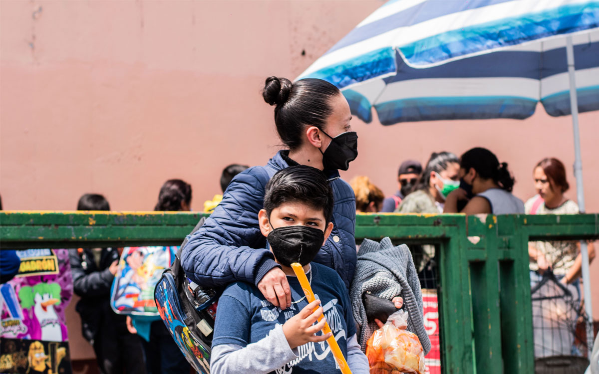 mama e hijo saliendo de vacaciones en ultimo dia de clases