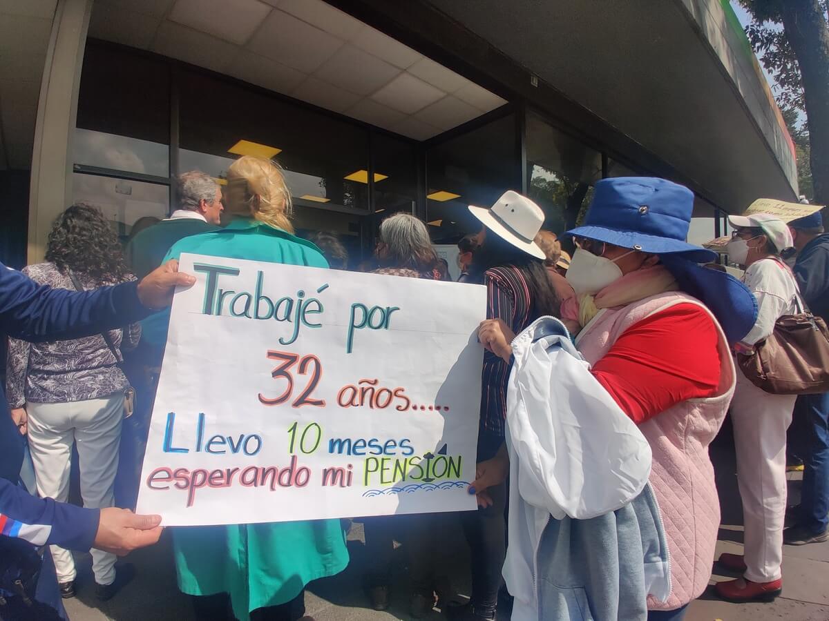 personas protestan a issemym porque cumplen dos años sin pensión