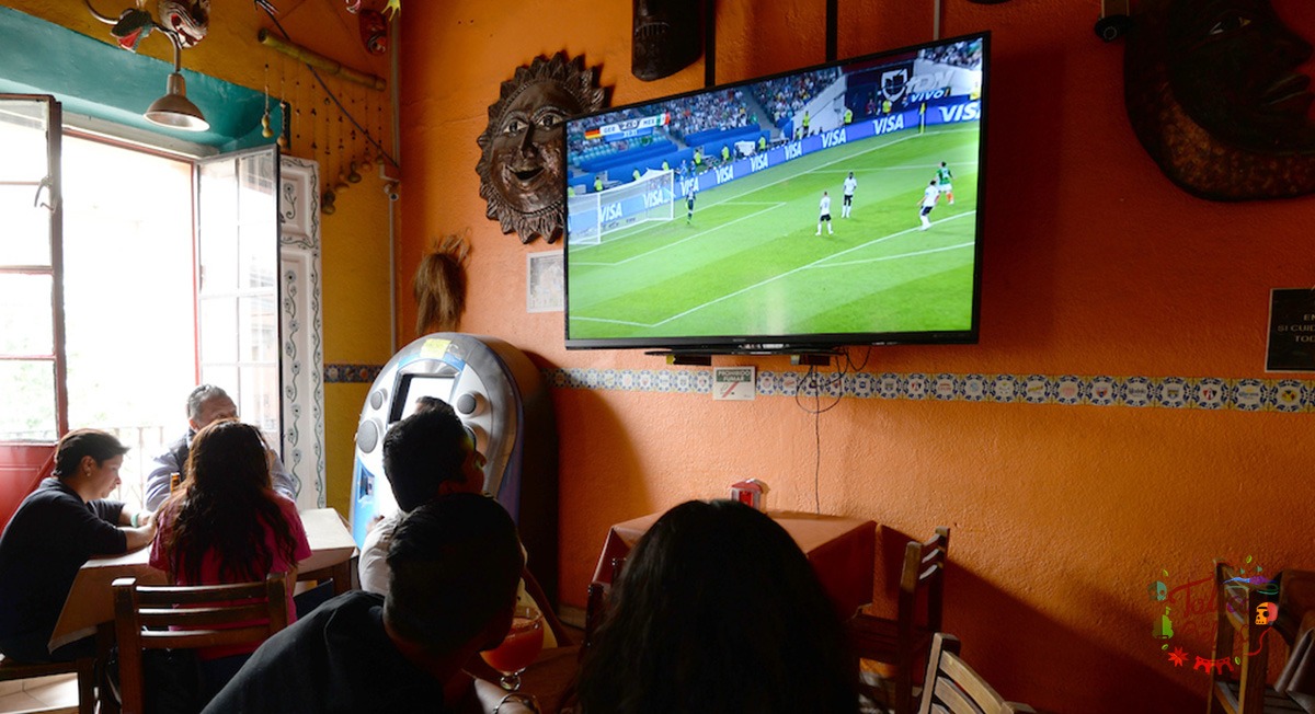 aficionados viendo partido de la selección mexicana rumbo al mundial