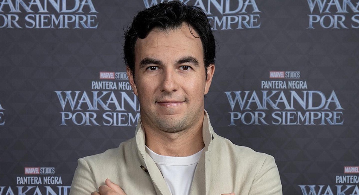 Checo Pérez durante la presentación de su casco edición black panther