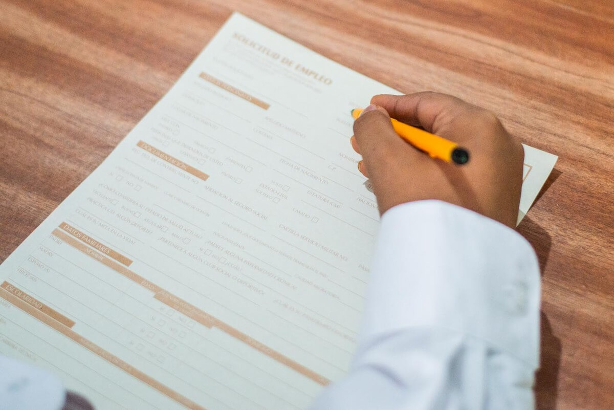 fotografía de persona buscando trabajo por esta vacante puede ser para ti