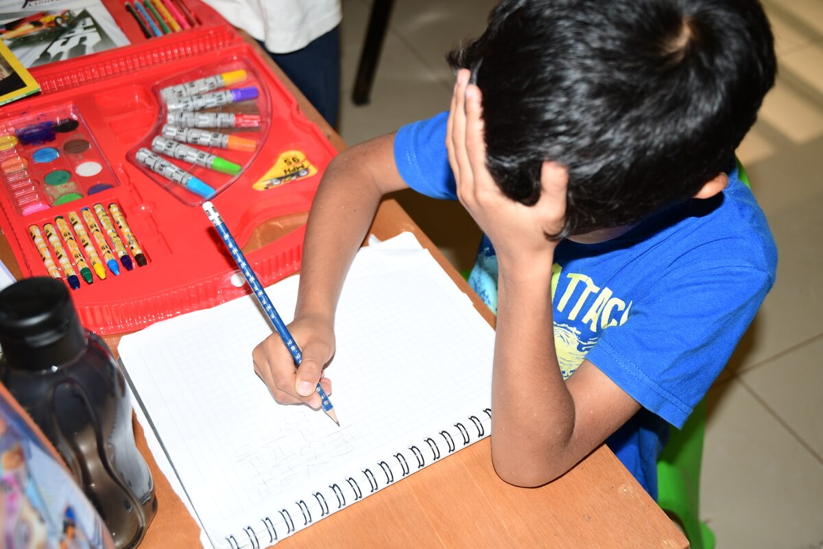 imagen de niño pintando por exposición inclusiva