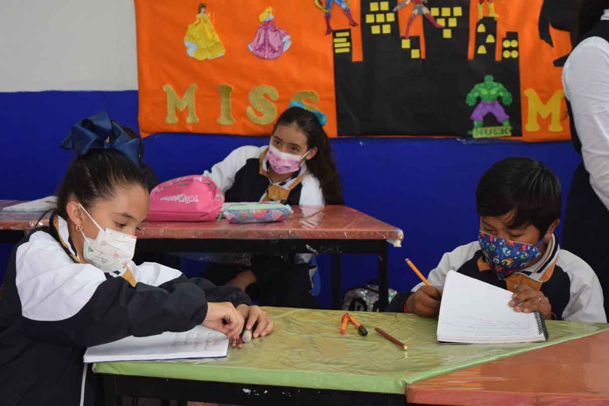 alumnos se preparan para la primera entrega de boletas sep