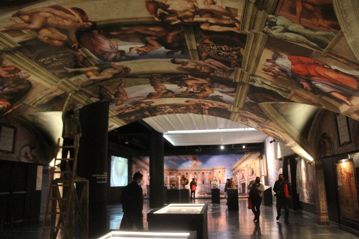 imagen de visitantes en capilla sixtina por el fin de semana de cultura en toluca