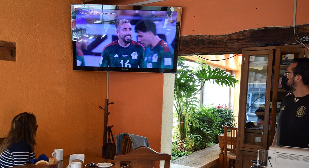 Personas viendo partido de México