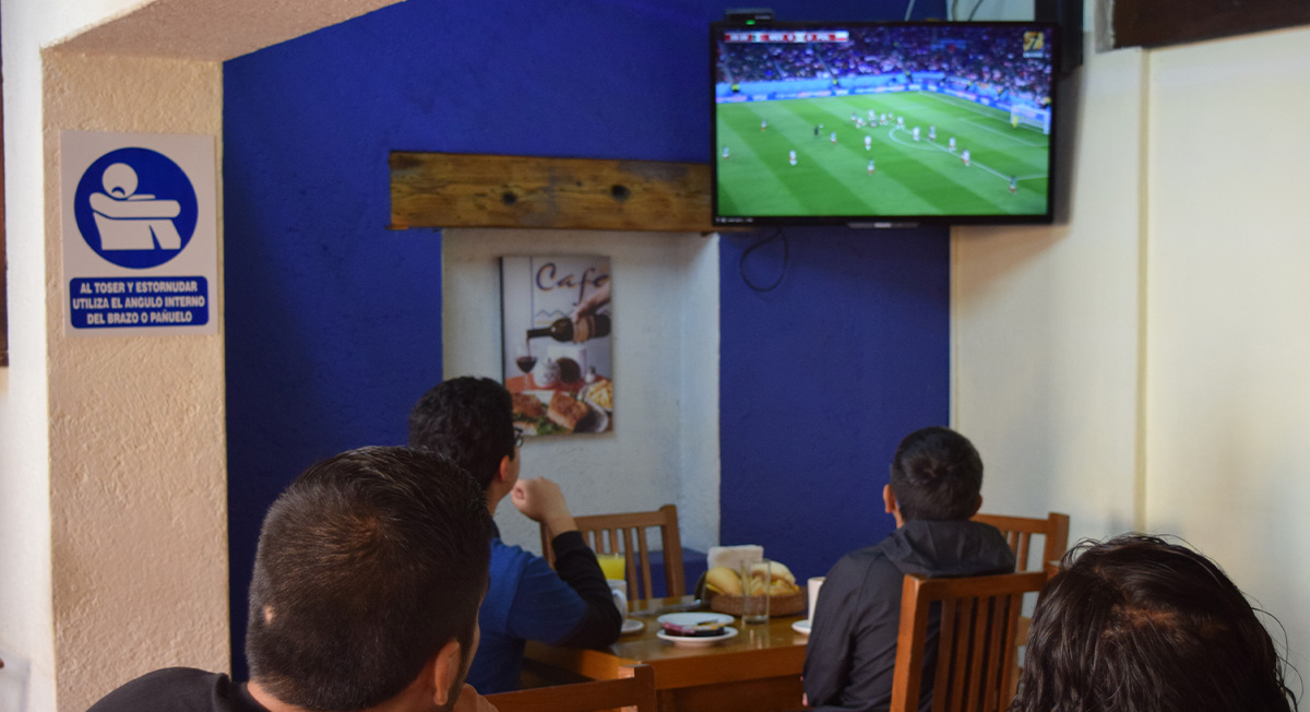 Personas viendo partido de México