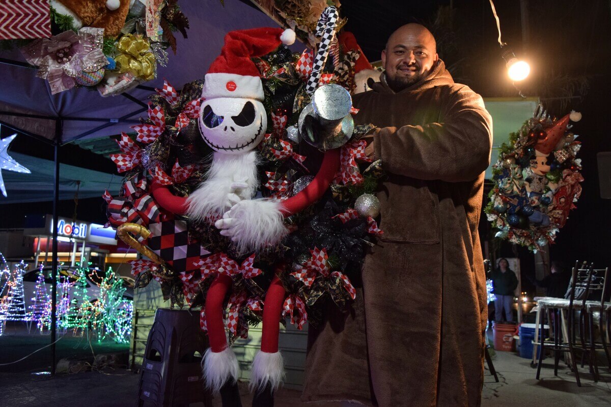 imagen de vendedor de coronas porque inició la venta de piezas navideñas