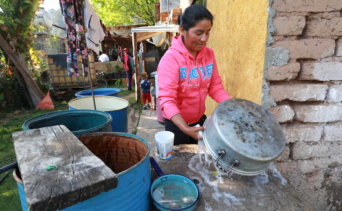 Señora lavando sus trastes