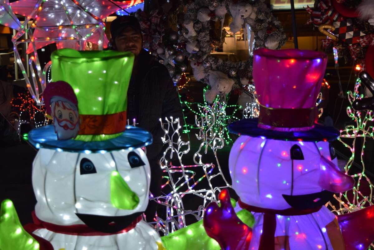 imagen de muñecos de nieve porque llegó la navidad a la ciudad